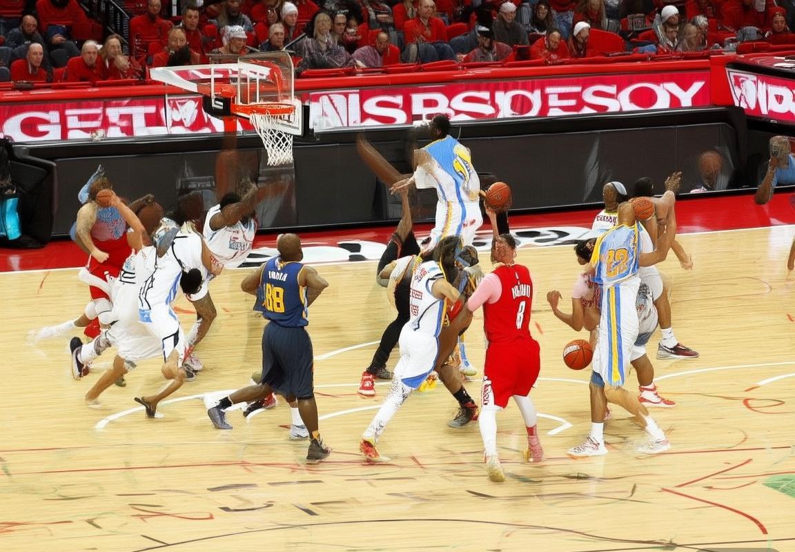 火箭掘金新年巅峰对决：哈登约基奇闪耀，三分与内线激战