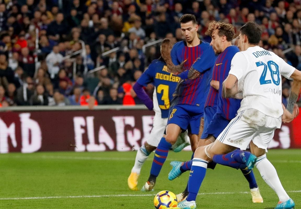 2018西甲国家德比：巴萨2-0皇马，战术对决与夺冠梦想(图3)